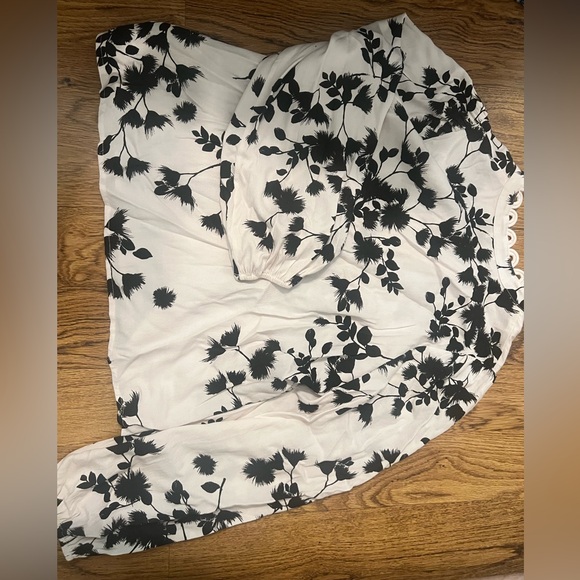 The Odells robin top Floral Black White small revolve $238
Anthropologie chic - Picture 6 of 8